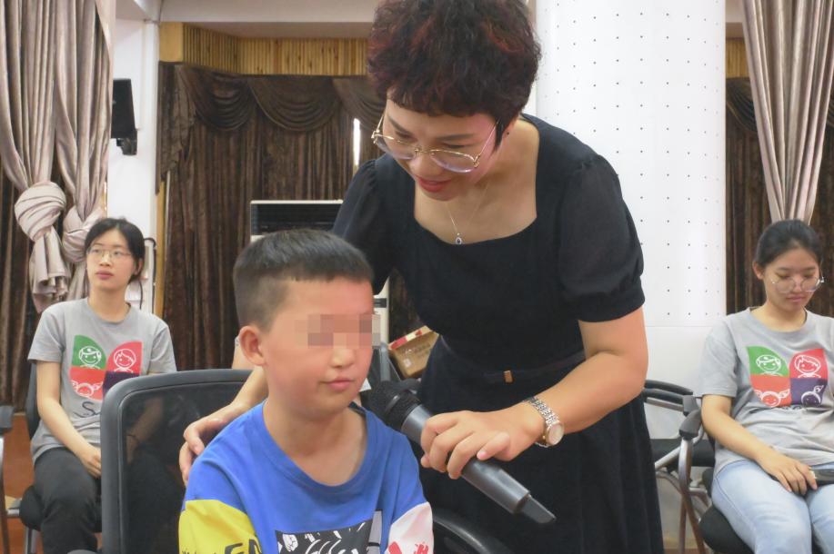 圖為龔彩霞老師進行兒童團體輔導